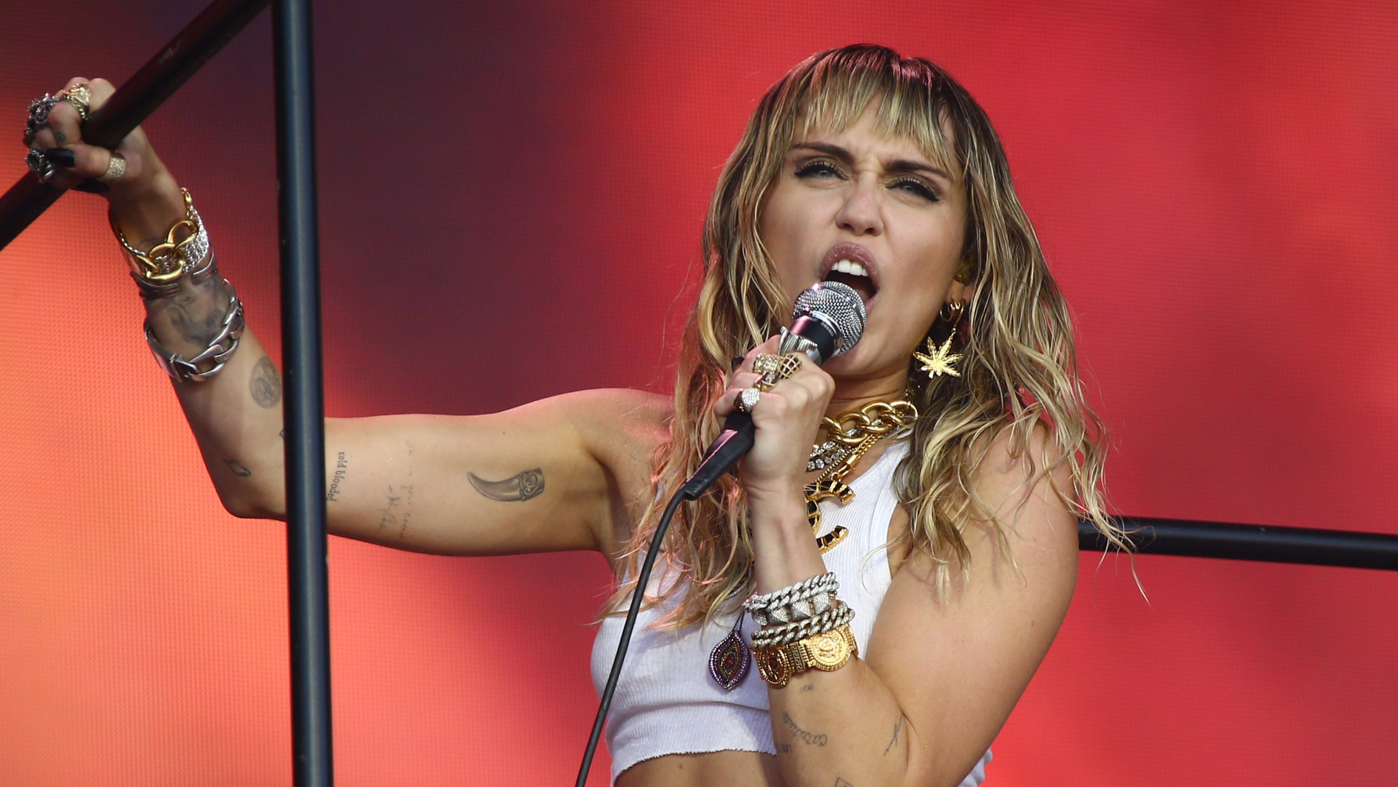 Female artists, including Miley Cyrus and Taylor Swift, break singles chart  record in 2023 | ITV News