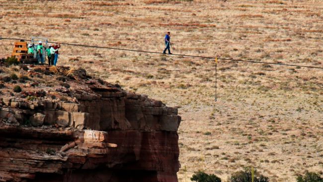Muestra Difuminar período Nik Wallenda becomes first person to complete Grand Canyon high-wire walk |  ITV News