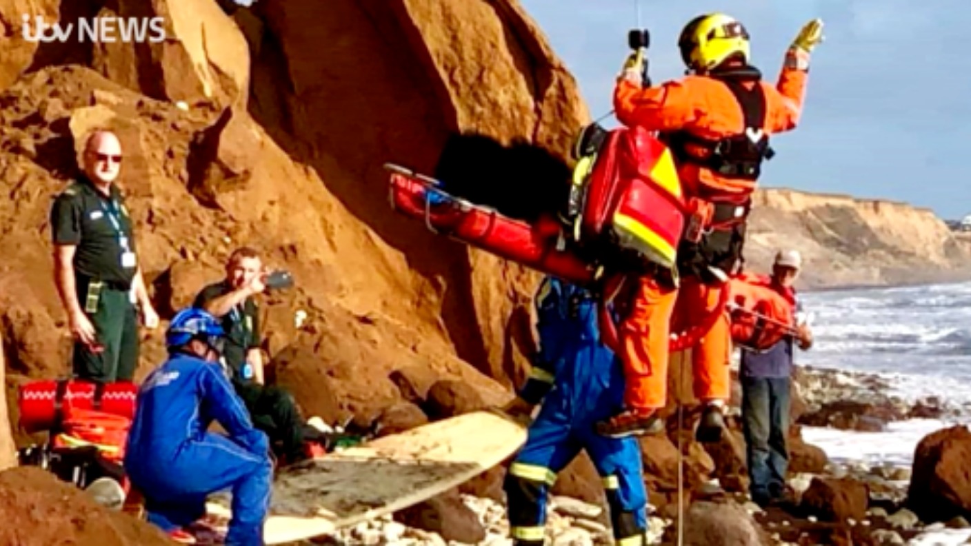 Kite surfer dies after crashing into Isle of Wight cliffs ITV News