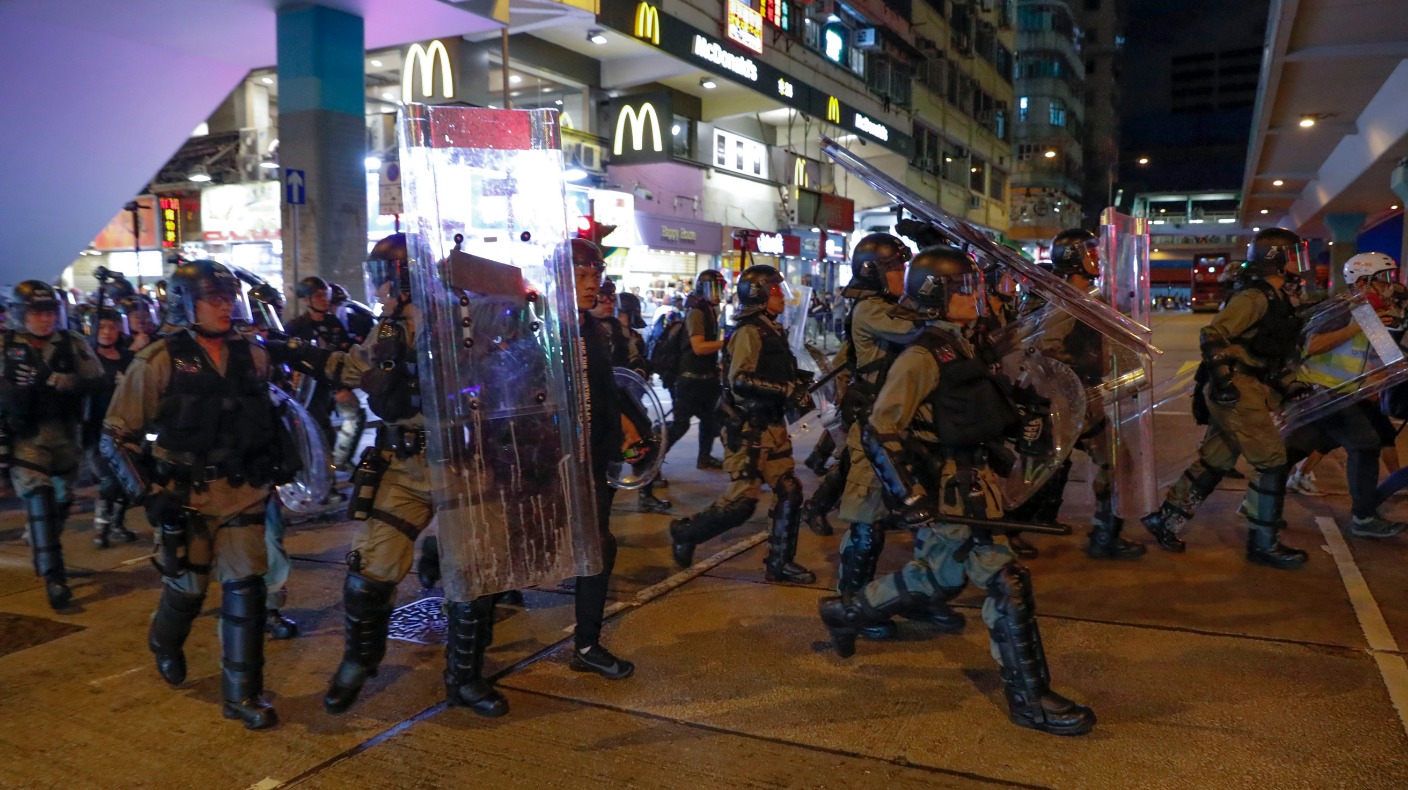 Hong Kong riot police on the charge as teachers’ rally kicks off ...
