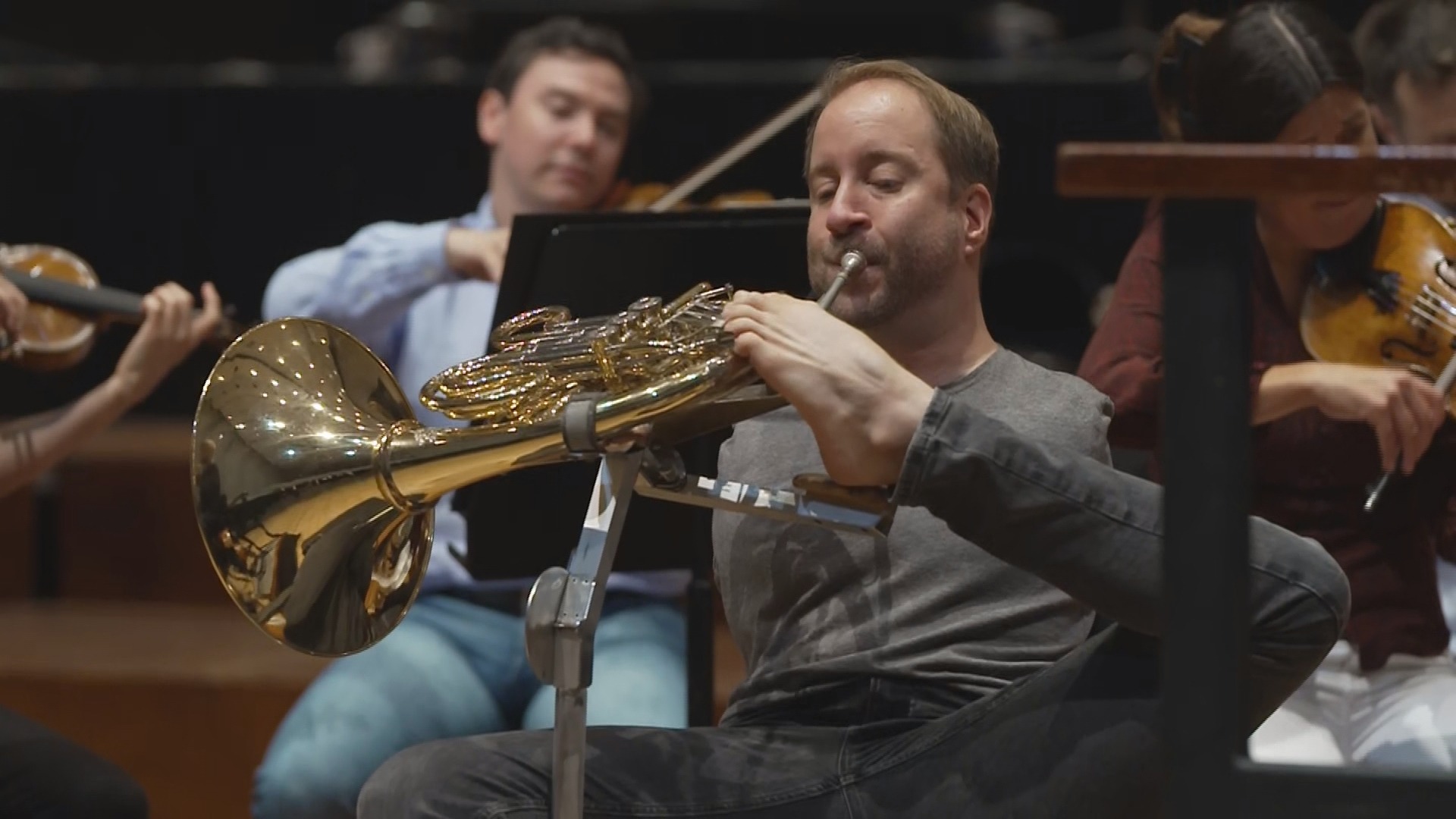 Artist born without arms who plays the French horn with his feet to