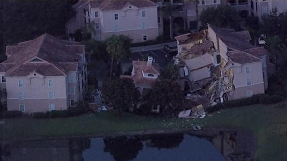 Sinkhole causes part of Florida resort villa to collapse | ITV News