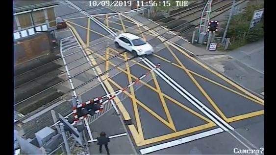 'Risking lives' Drivers warned not to jump lights at level crossing ...