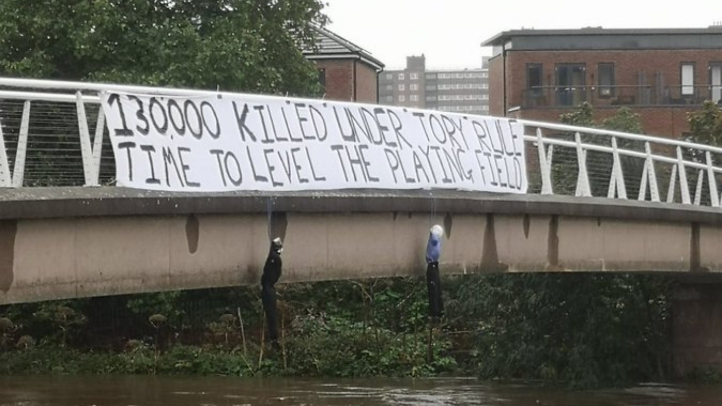 Police investigating anti-Tory banner with hanging effigies | ITV News