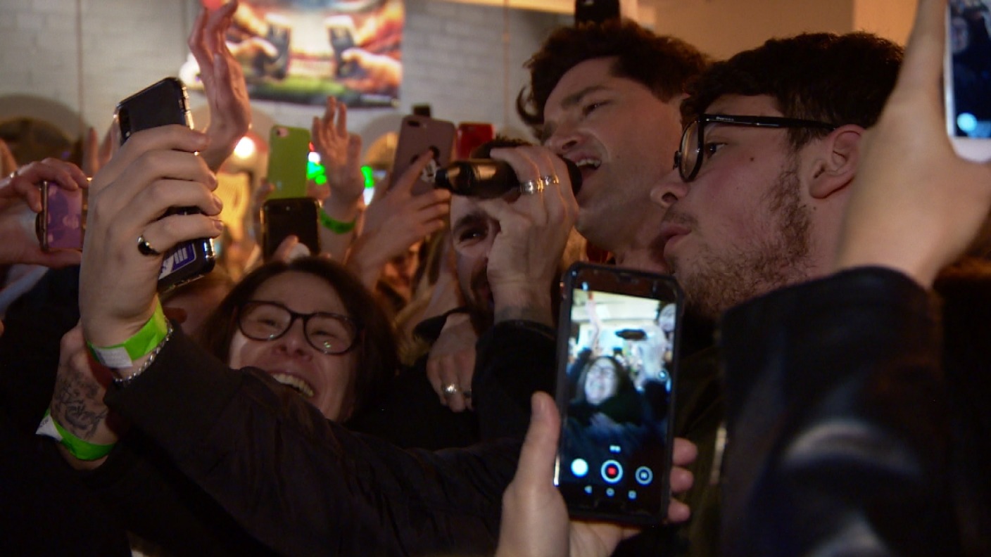 Script play surprise gig at Irish bar in Manchester | ITV News Granada