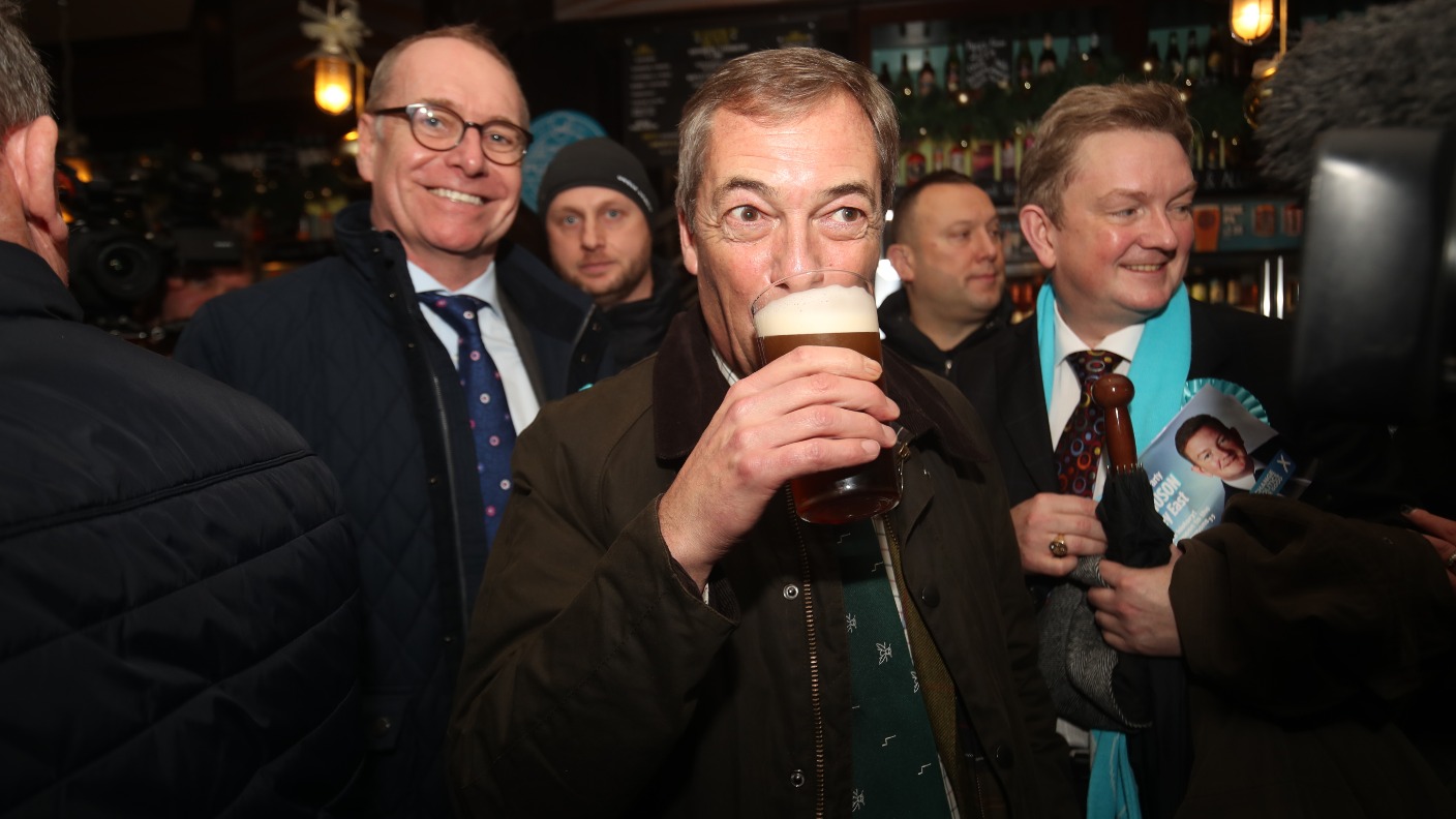 Nigel Farage heads the races in Doncaster to urge Labour supporters to ...