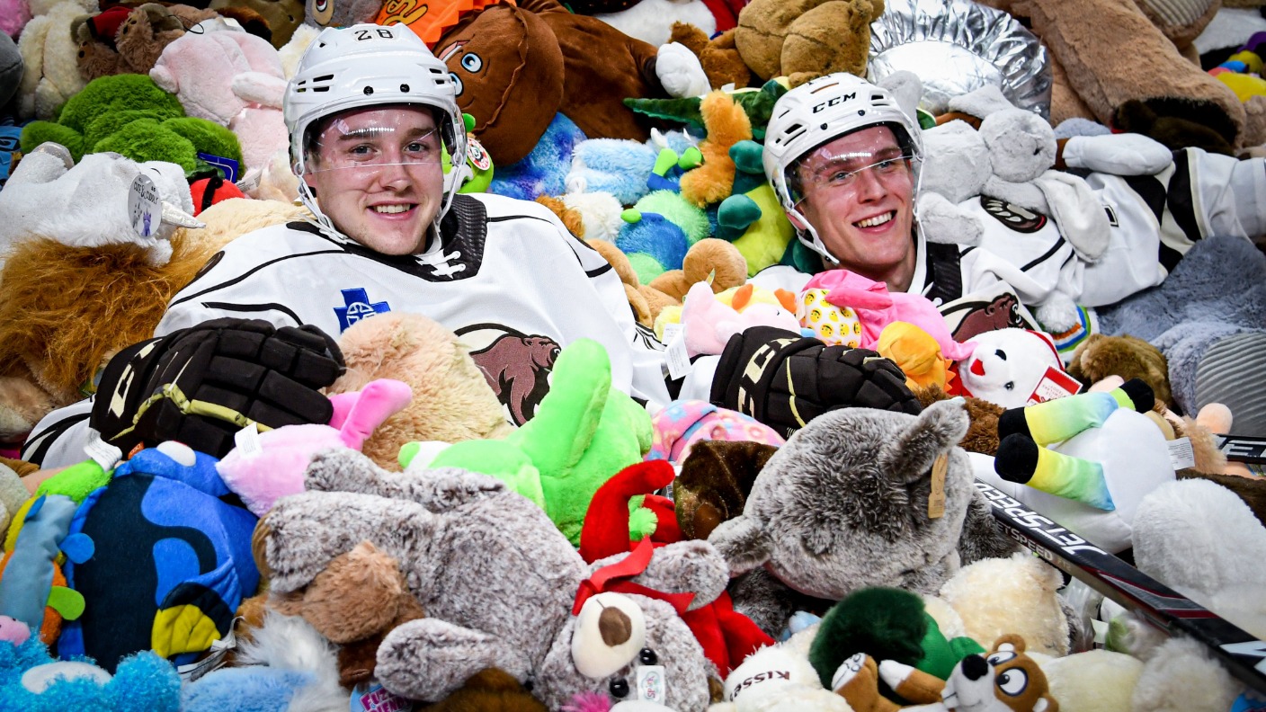 Ice hockey fans break 'teddy bear toss' world record in annual charity  event | ITV News