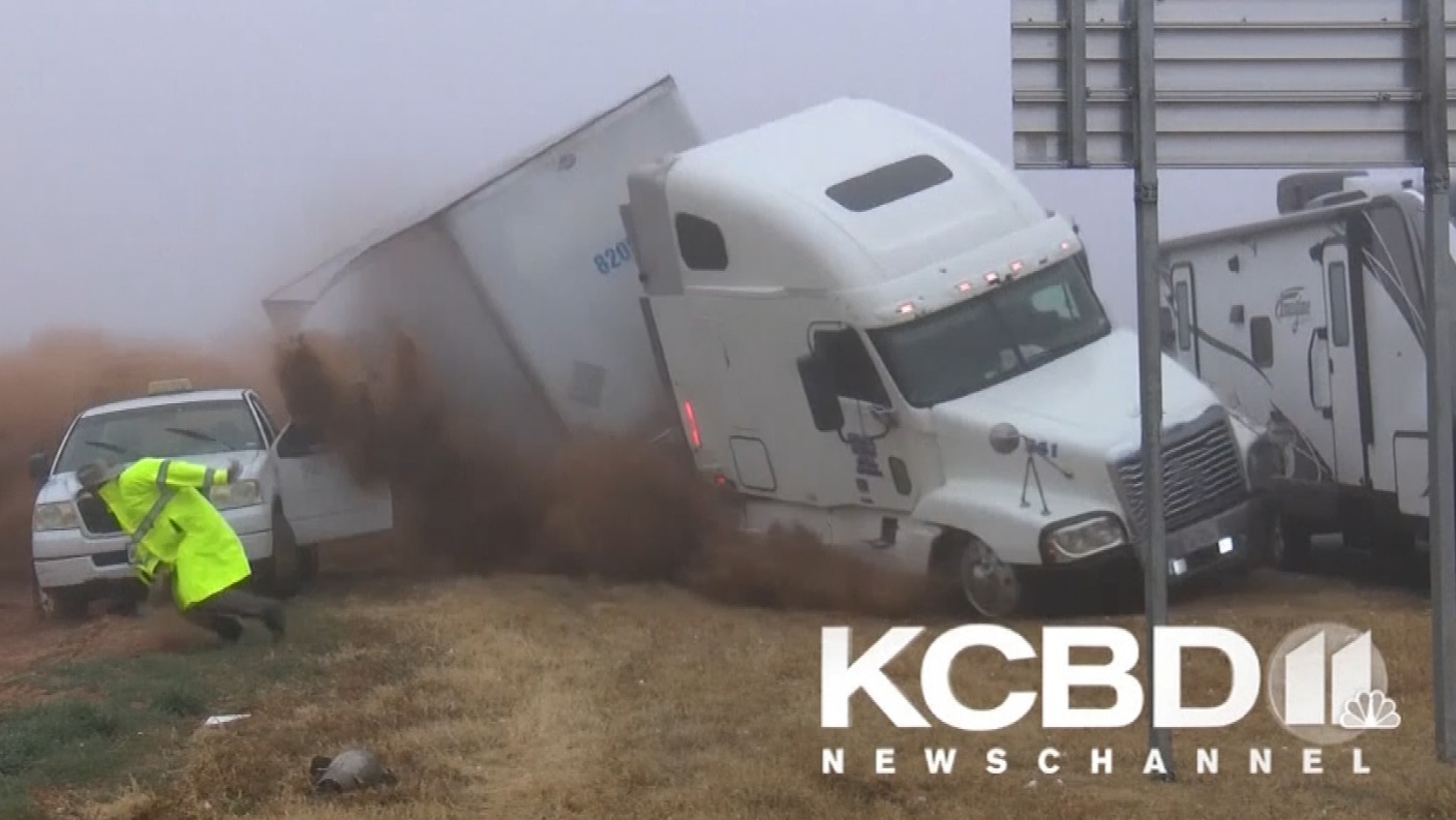 Film crew captures moment lorry rams into foggy accident scene in Texas ...