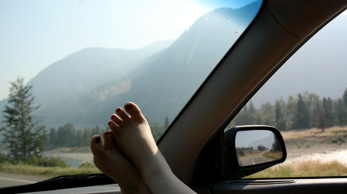 why-you-should-never-put-your-feet-on-the-dashboard-autotrader-ca