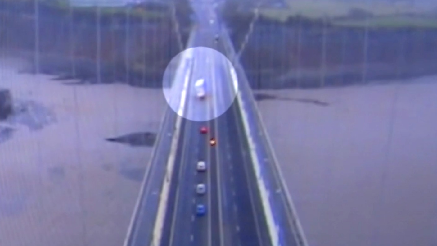 MEDIA WALES Lorry falls over on Severn Bridge 1