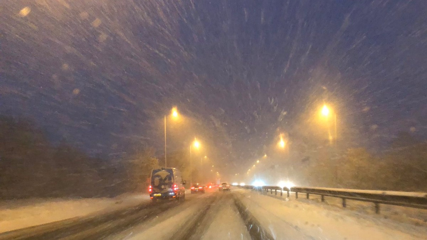 Snow causes major travel disruption for Monday morning commuters | ITV ...