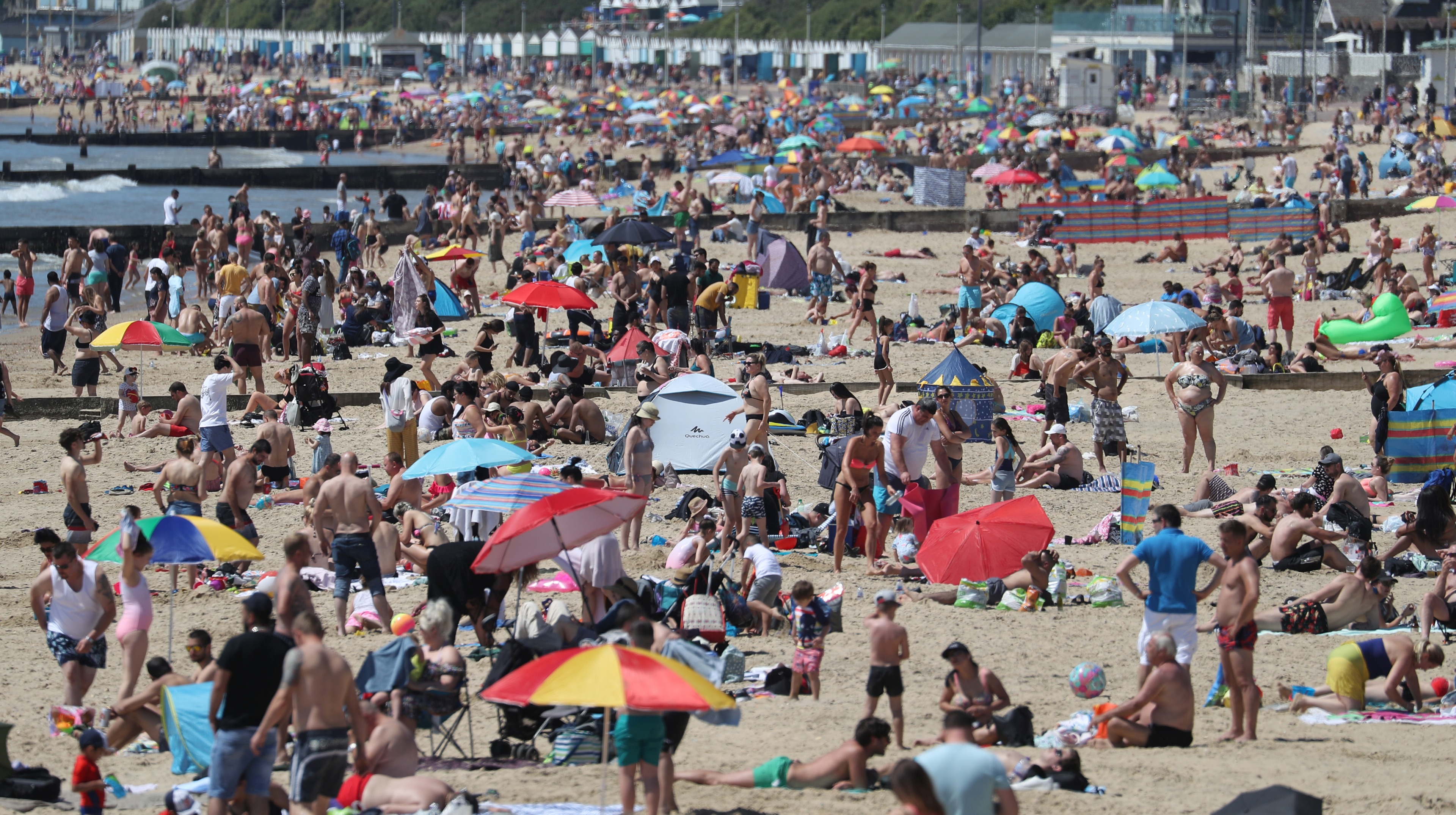 Carparks "full" in Bournemouth as sunseekers head to Dorset coast ITV News Meridian