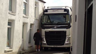210720-Lorry stuck on Cornish road-Cornwall Live