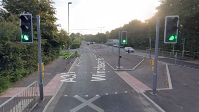Land Rover Tree Crash Several injured after Land Rover crashes into tree and traffic lights ...
