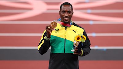 A PA picture of 110m Hurdler champion Hansle Parchment holding his gold medal.