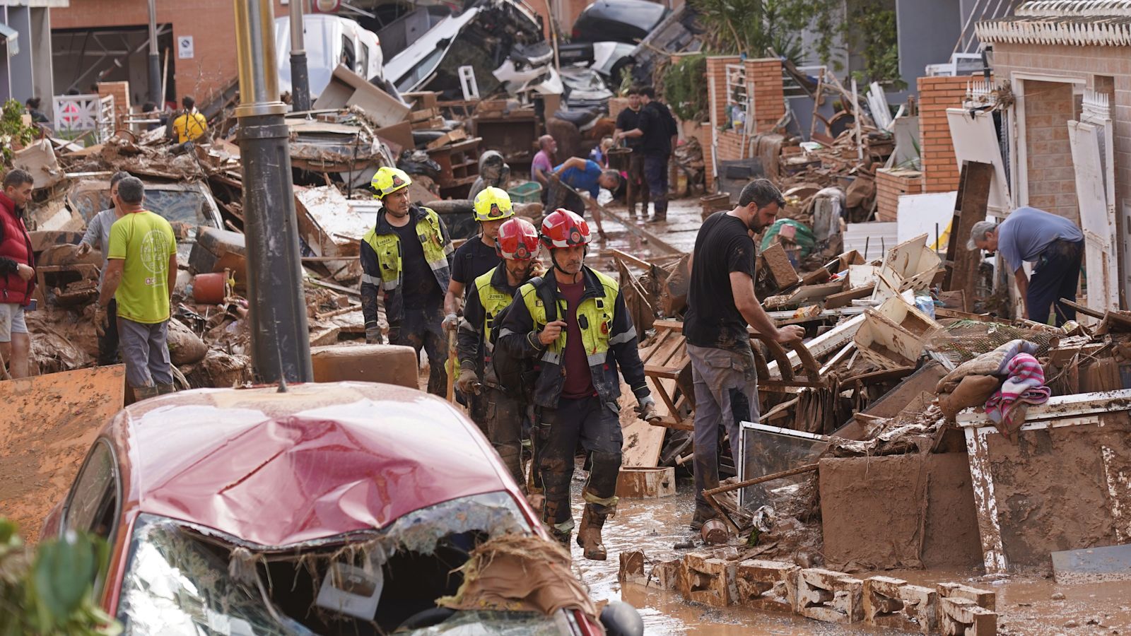 Spain floods: 10,000 soldiers and police deployed as rescuers continue ...