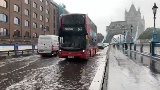140921 TOWER BRIDGE FLOOD (c) ITV News