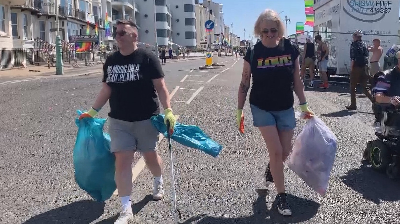 Army of volunteers help clean up litter after Brighton Pride ITV News
