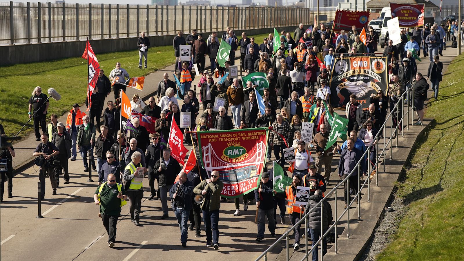 Hull Protesters Hundreds protest in Hull over P&O Ferries redundancies | ITV News Calendar