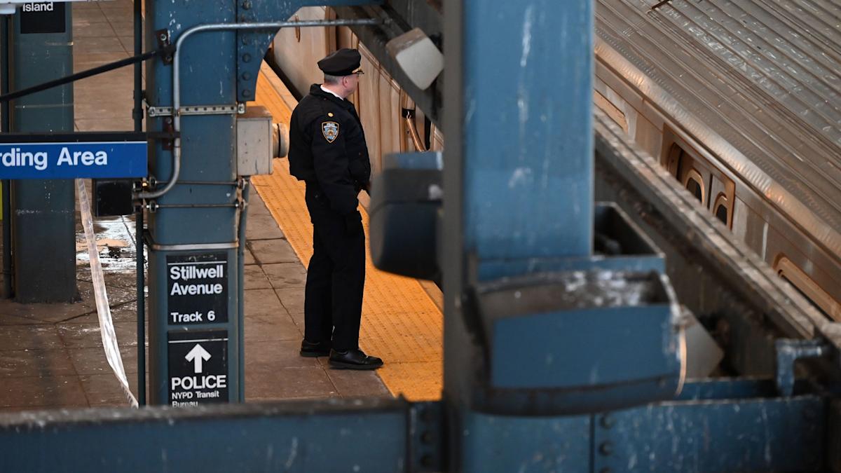 Woman dies after being set on fire on subway in New York | STV News