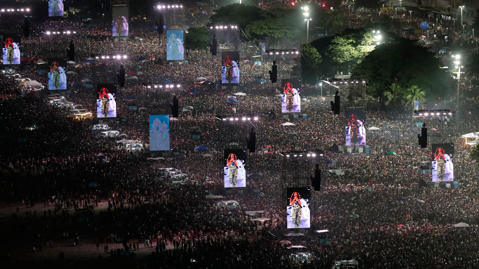 Free Shakira concert draws crowds of two million to Brazil beach