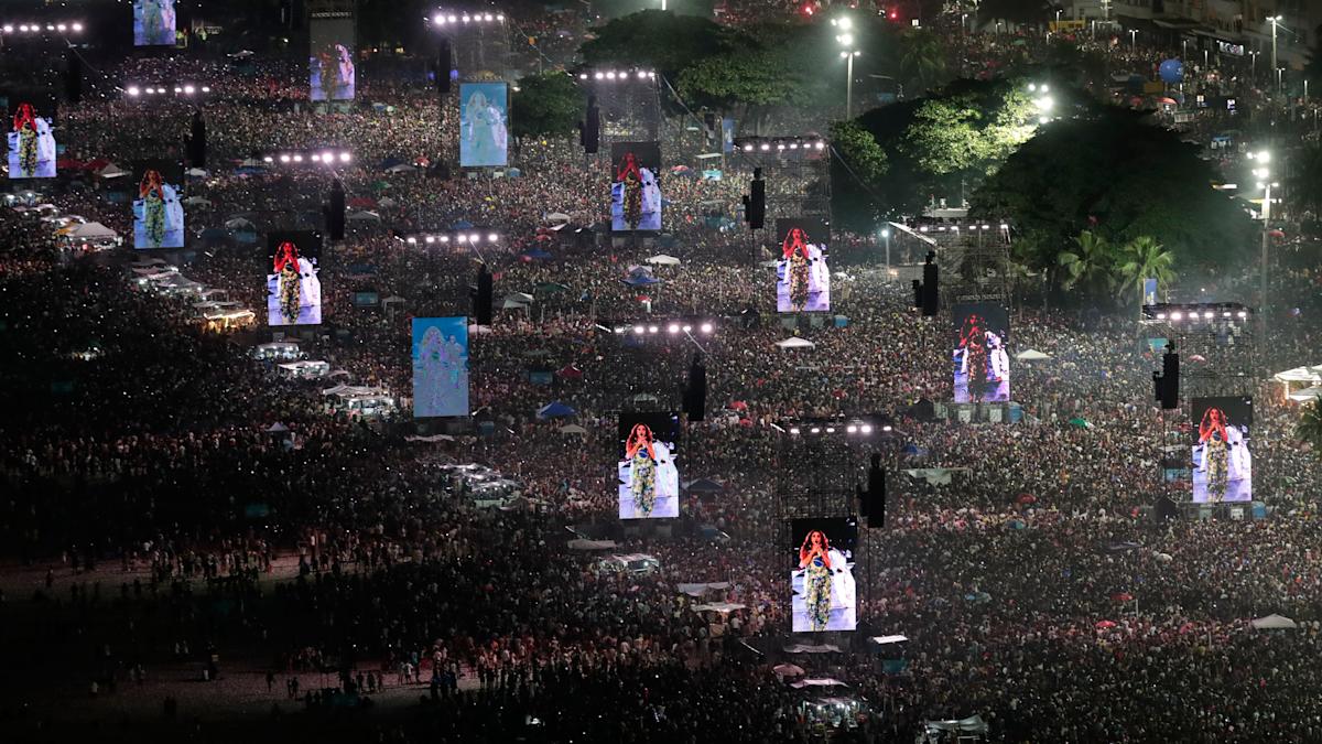 Free Shakira concert draws crowds of two million to Brazil beach