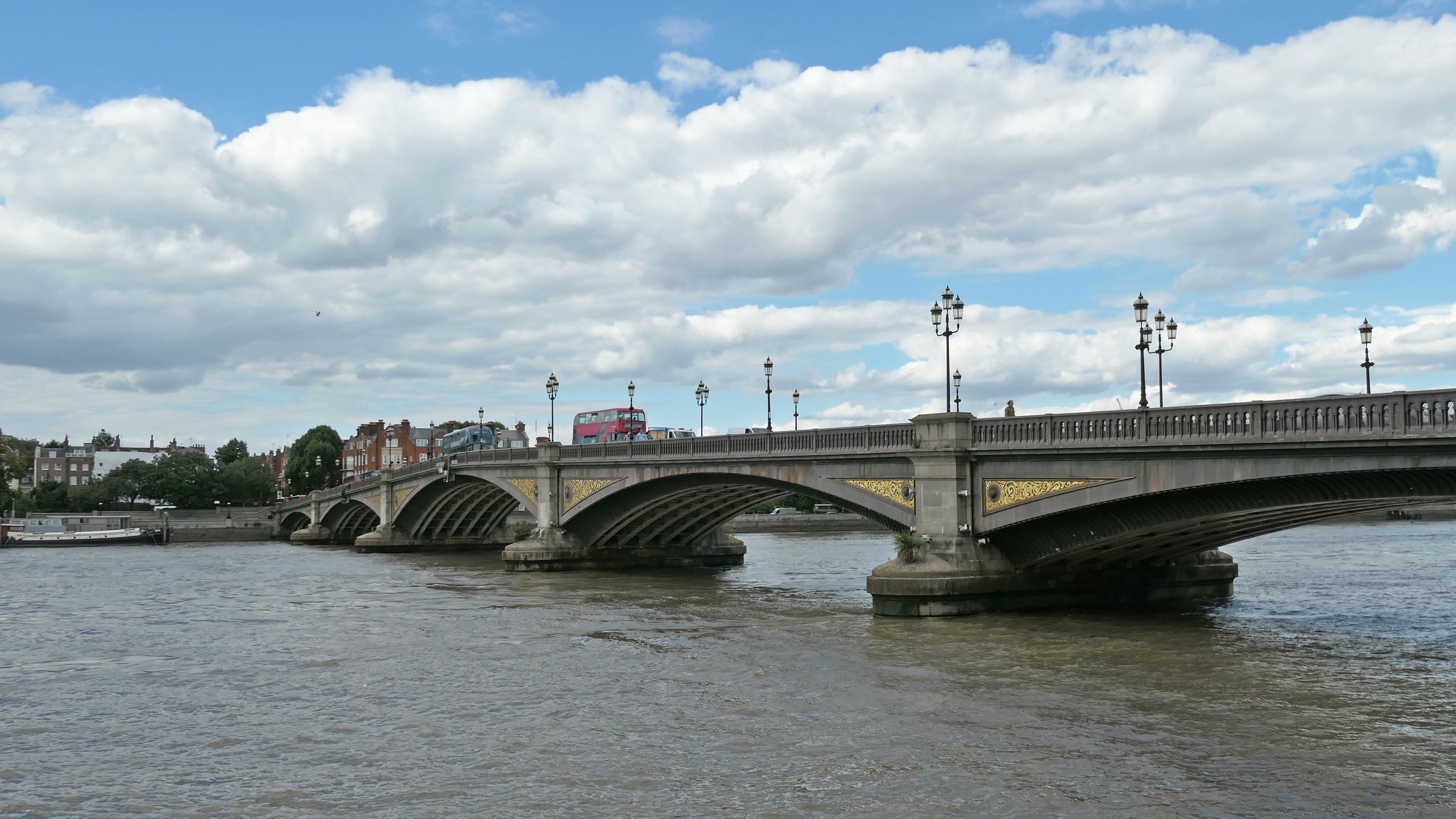 Cyclist 27 killed in hit and run with lorry on Battersea Bridge