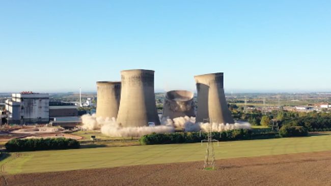 Eggoborough cooling towers come down