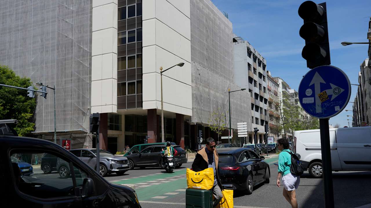 Large parts of Spain and Portugal hit by major power outages