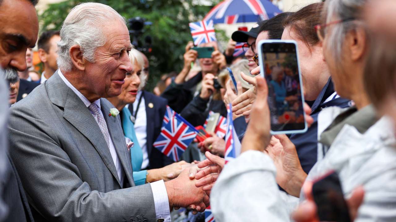 King and Queen arrive in Bordeaux for last day of state visit to France