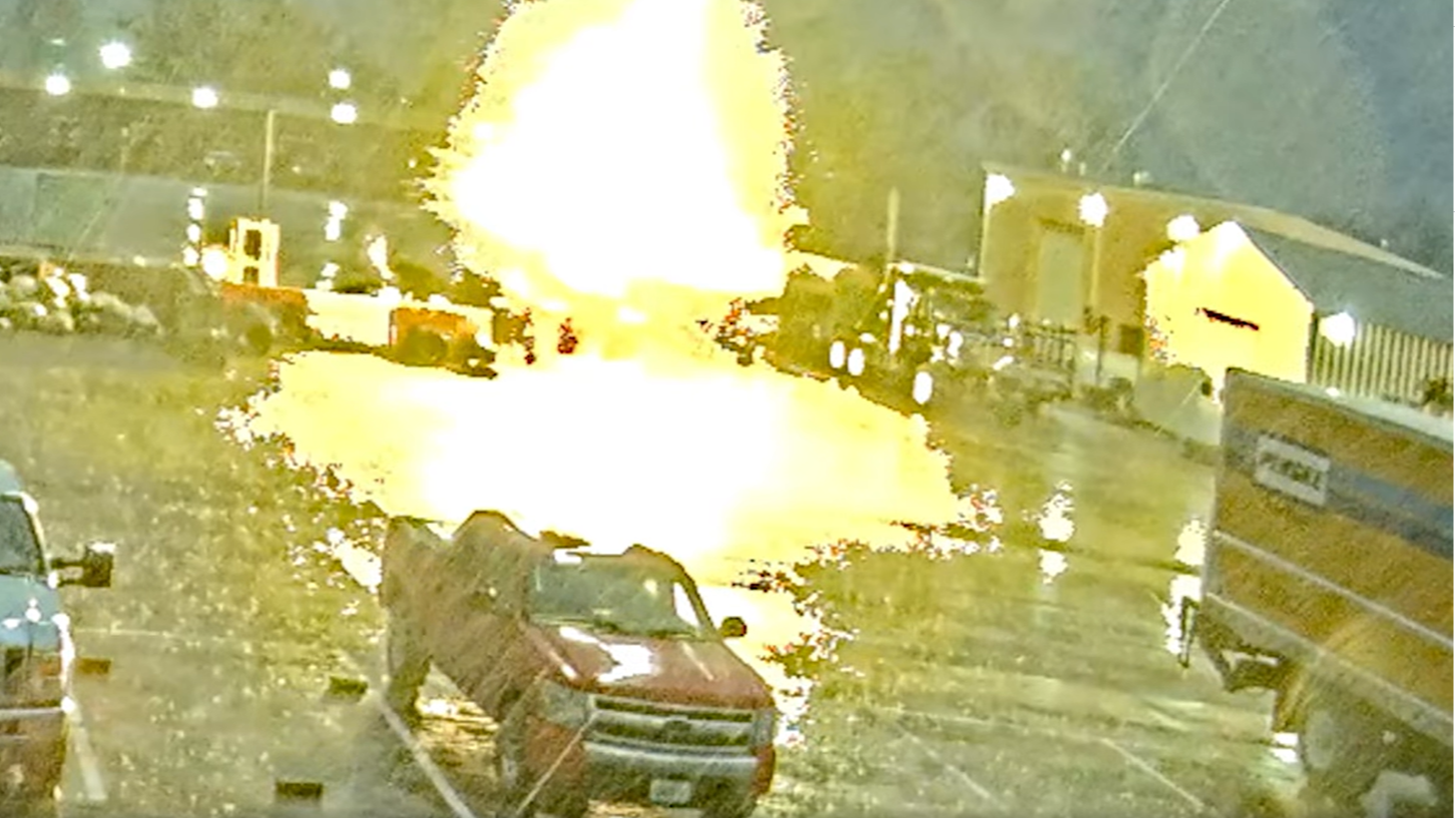 Dramatic video shows lightning strike pickup truck during Missouri