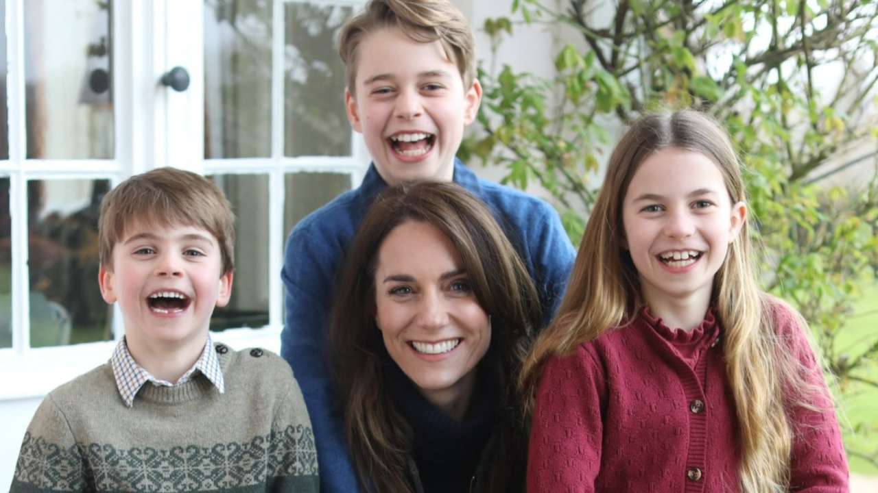Agencies remove photo of Kate after widespread claims of photoshop