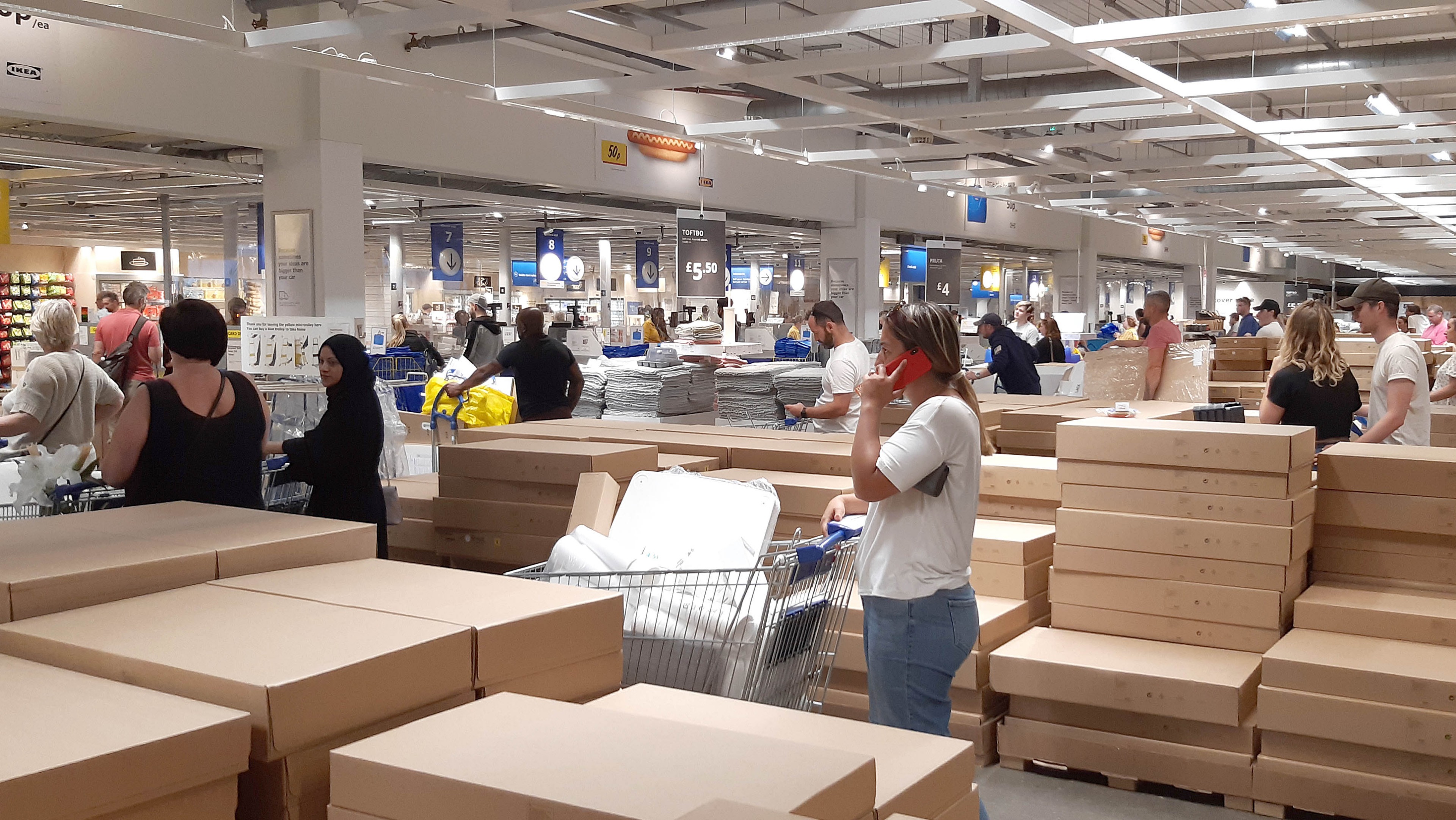 Покупатель в строительном магазине. Икеа сейчас. Склад икеа. Икею покупают. Икеа магазин.