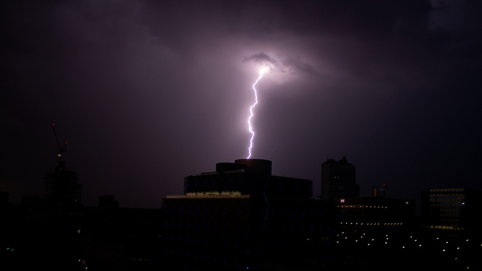 Lighting up the night sky - showers, thunder and lightning | ITV News  Central
