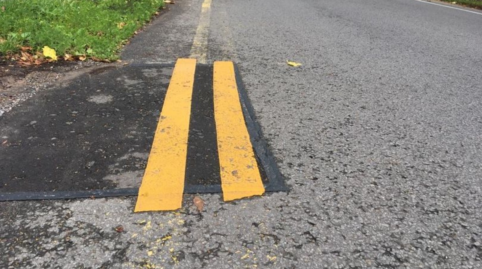 are-these-double-yellow-lines-in-gloucestershire-the-shortest-in-the