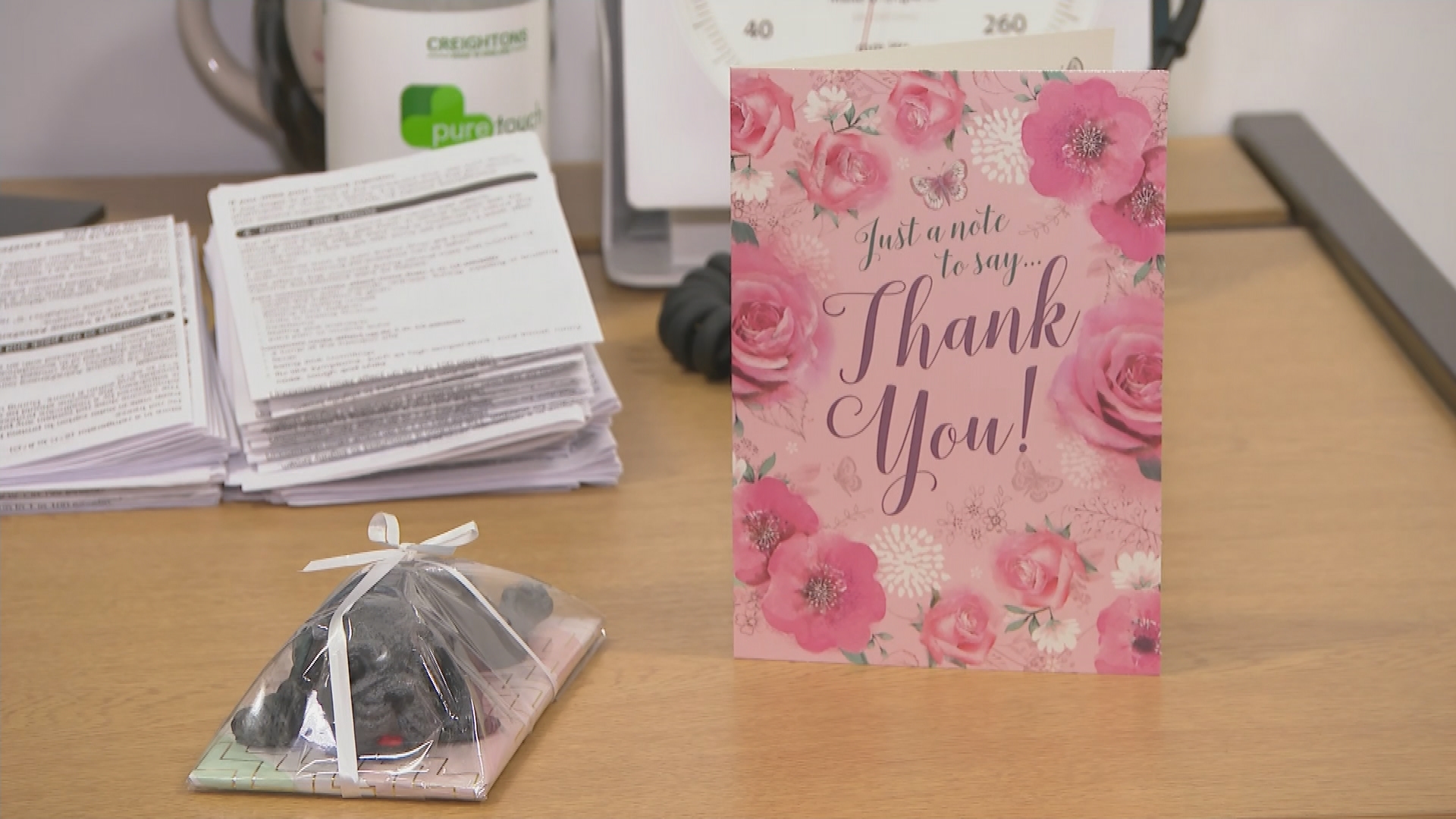 Covid Vaccine Recipient Gives Nhs Staff Thank You Card At Coronavirus Jab  Appointment | Itv News
