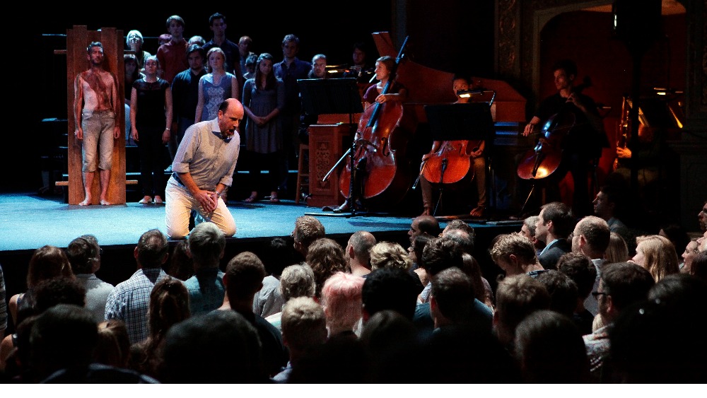Crowd-surfing scientist ejected by opera-goers at Handel concert | ITV News