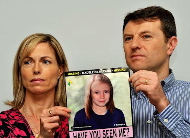 Kate and Gerry McCann holding a picture of Madeleine