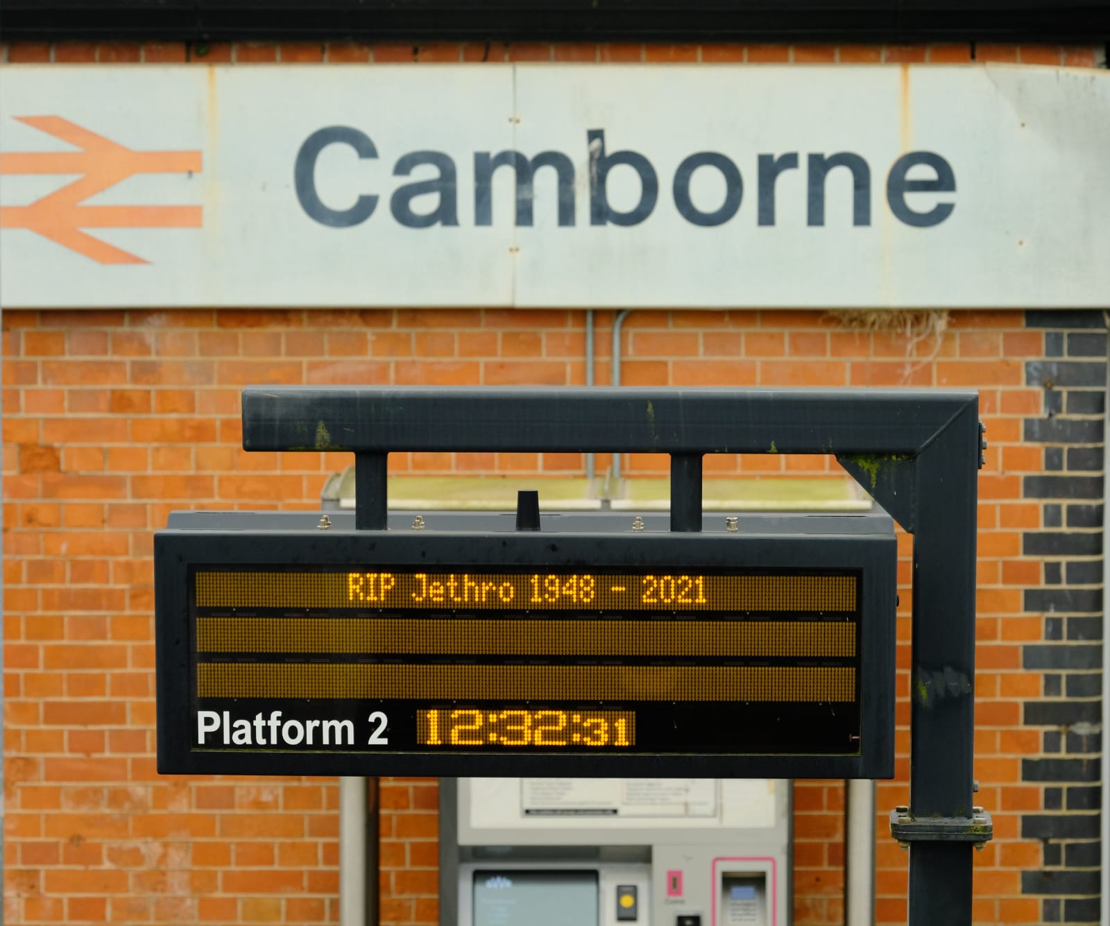A RIP Jethro 1948-2021 sign is on the board at Camborne station