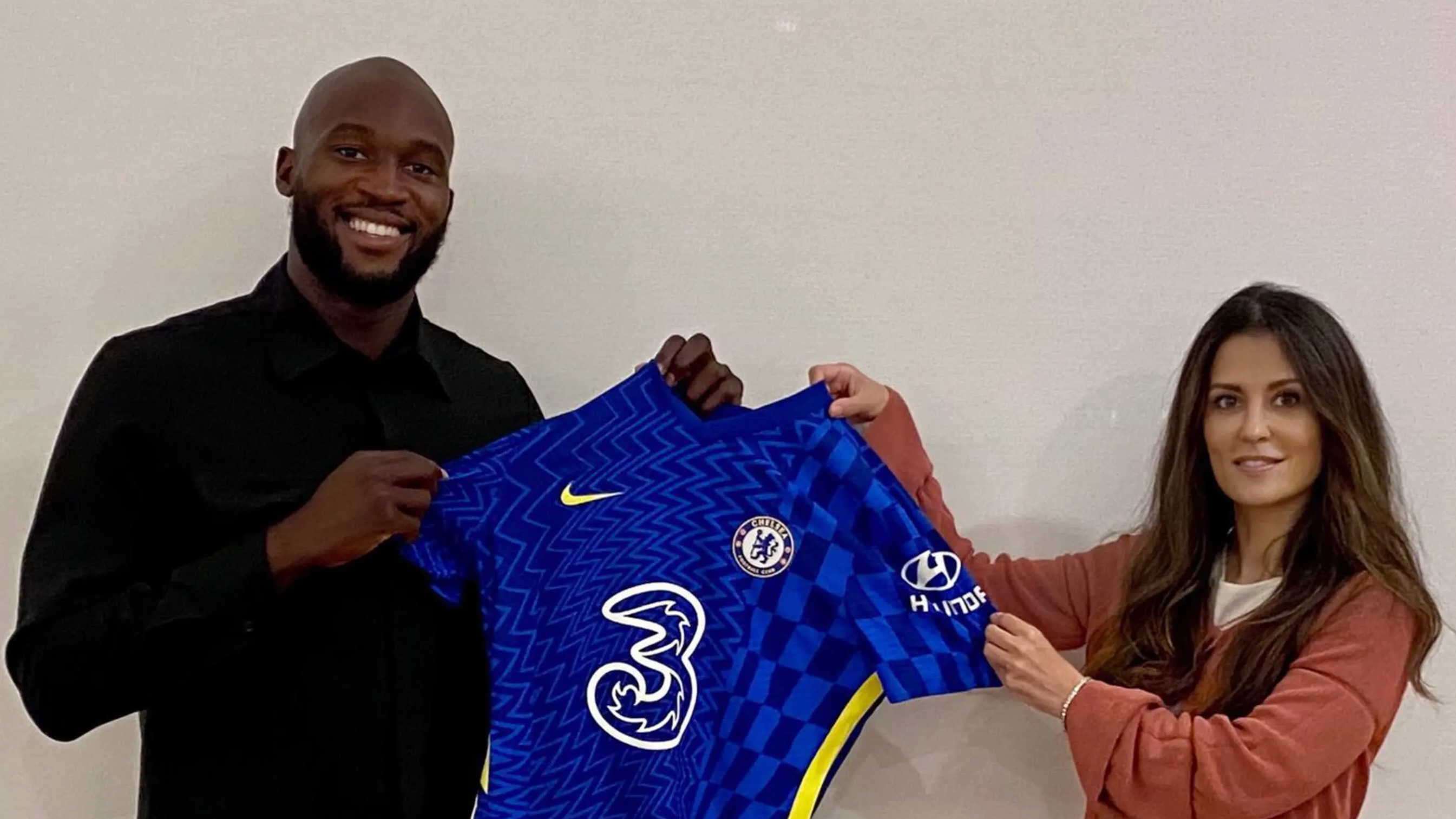 Back In Blue Chelsea Re Sign Romelu Lukaku And Break Club Transfer Record Itv News London