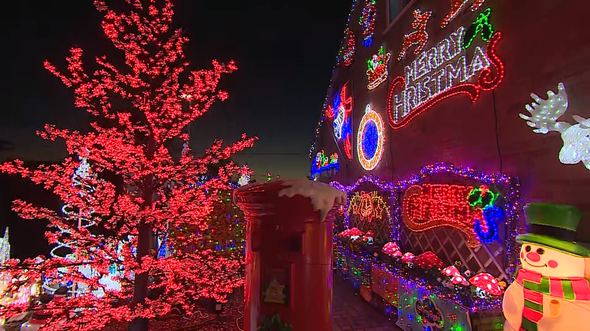 Christmas Lights Couple Ready To Take The Hit On Energy Bills For Soham Charity Display Itv 