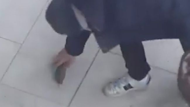 Julian Valente Pereira leaving a fake stick of dynamite outside the headquarters of MI5 on January 1, 2026