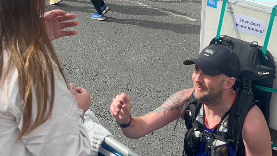 Stevenage 'fridge marathon runner' proposes to girlfriend on mile 25
