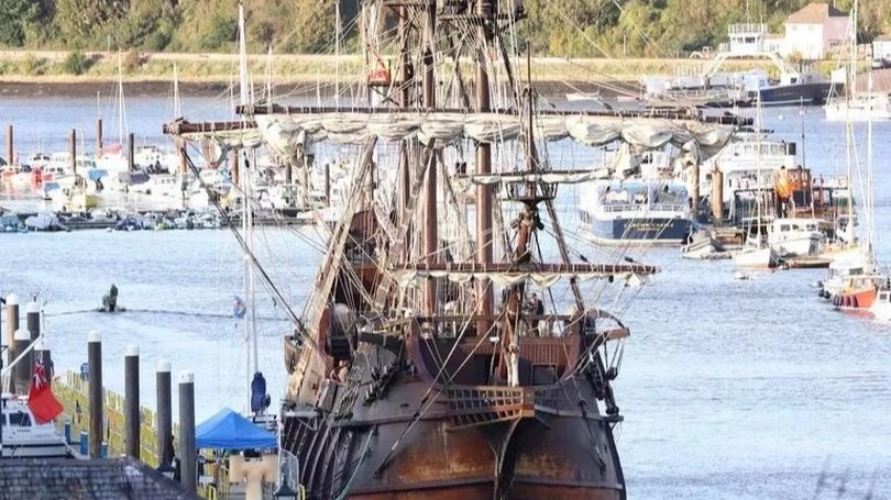 El Galeón Andalucía: Replica Pirates Of The Caribbean Style Ship Sails ...