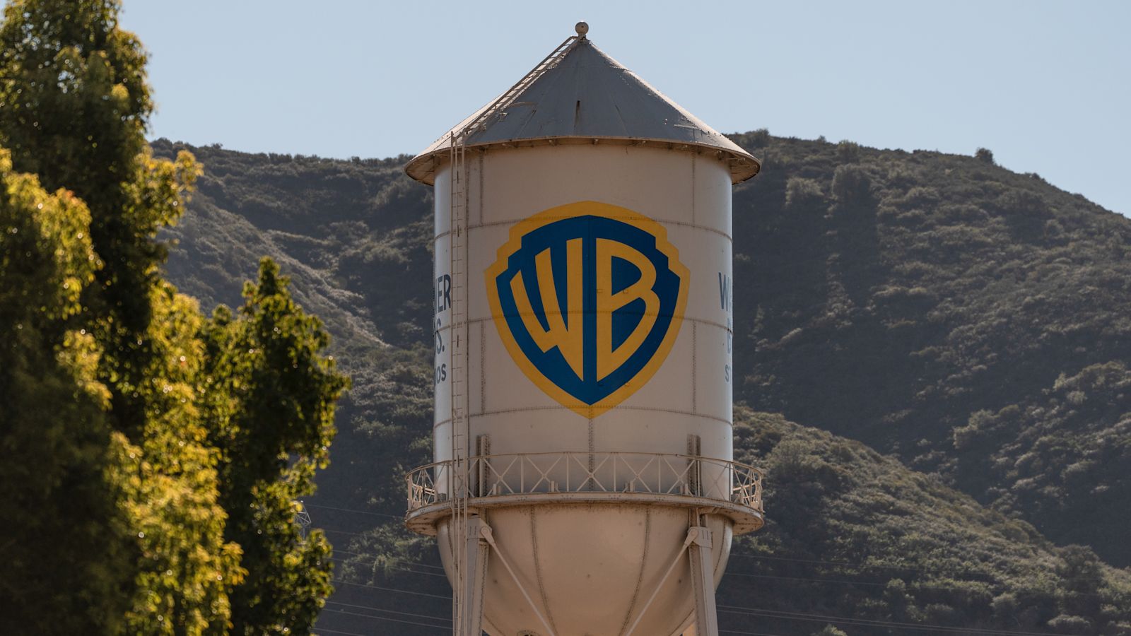 Weather Paramount Paramount sparks takeover battle for Warner Bros with £81.3 billion bid ...
