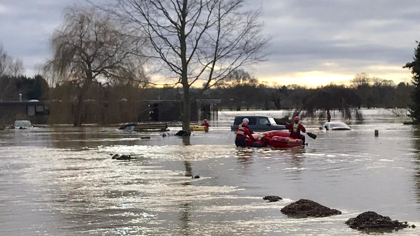 Flood warning: People advised to leave 1,300 homes in north ...