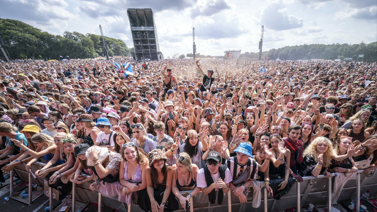 Leeds Festival: Disposable vapes and BBQs banned for 2023 - BBC News