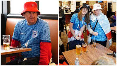 England fans watch the Lionesses in a pub.