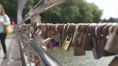 Removal of 'love locks' from historic Bristol bridge underway | ITV ...
