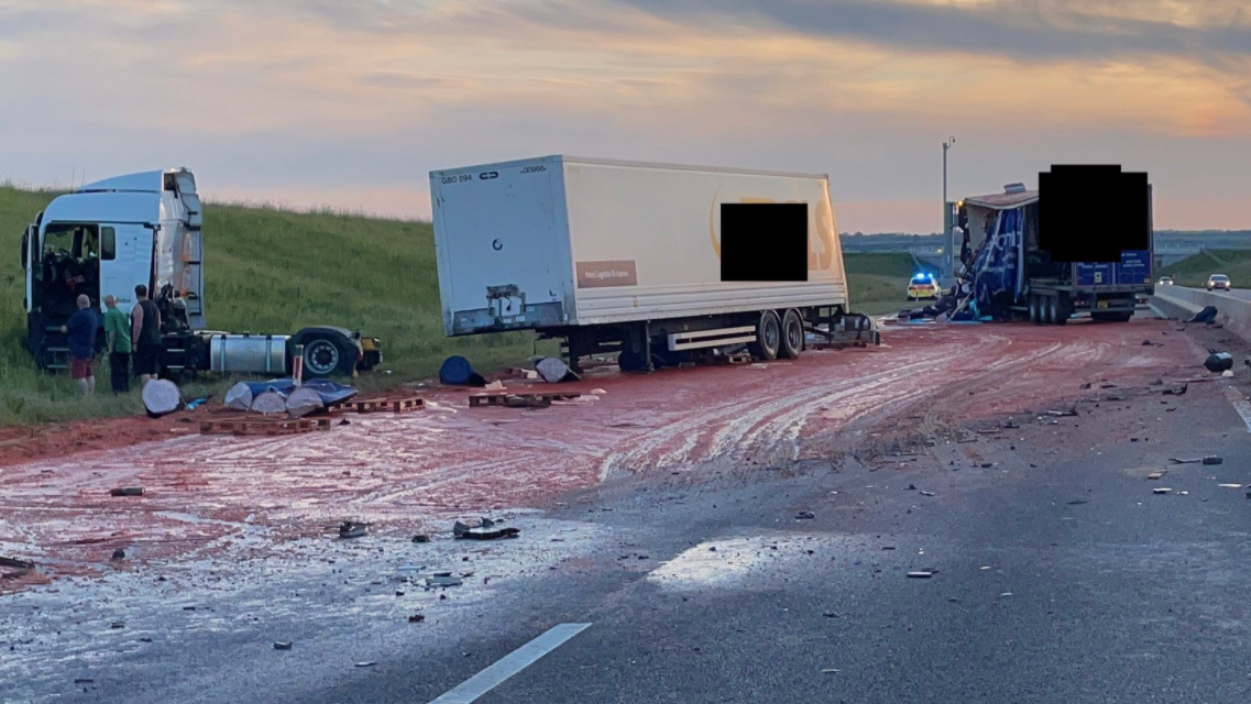 A14 in Cambridgeshire closes after lorry crash causes tomato puree